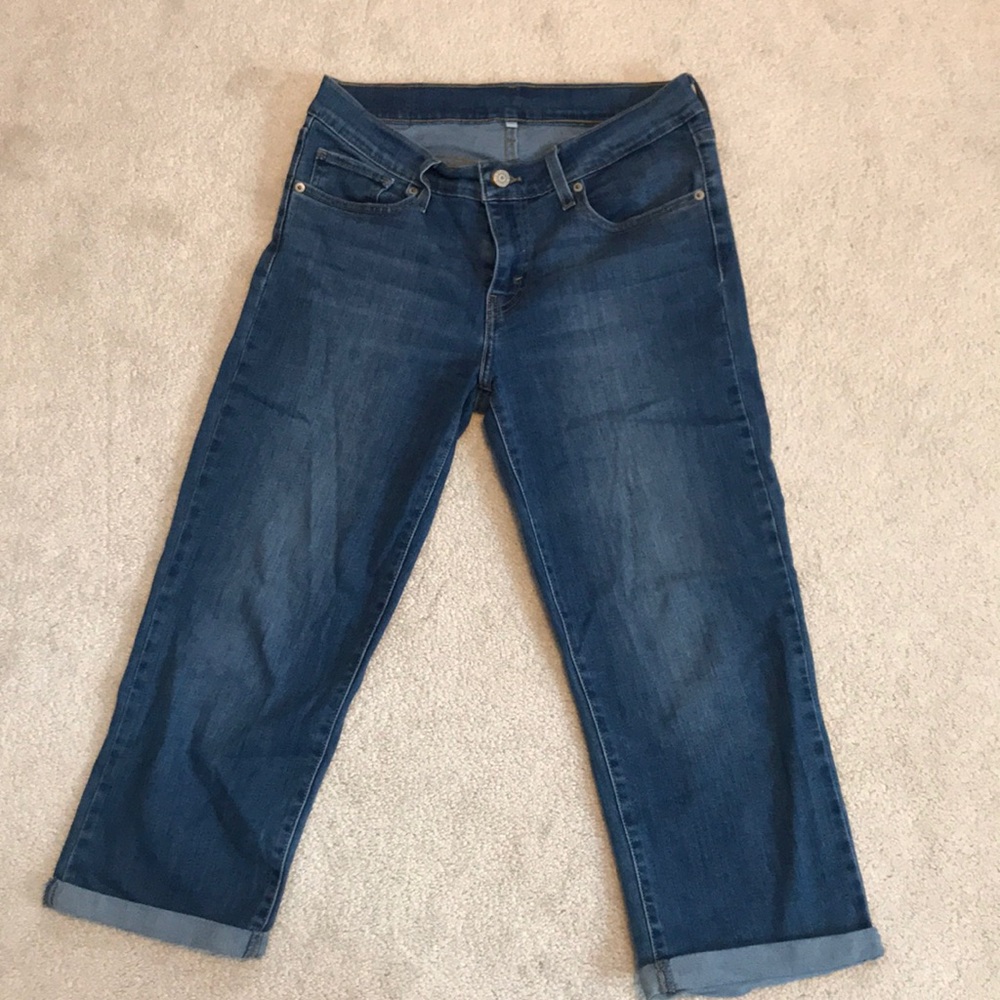 Cropped Levi’s jeans